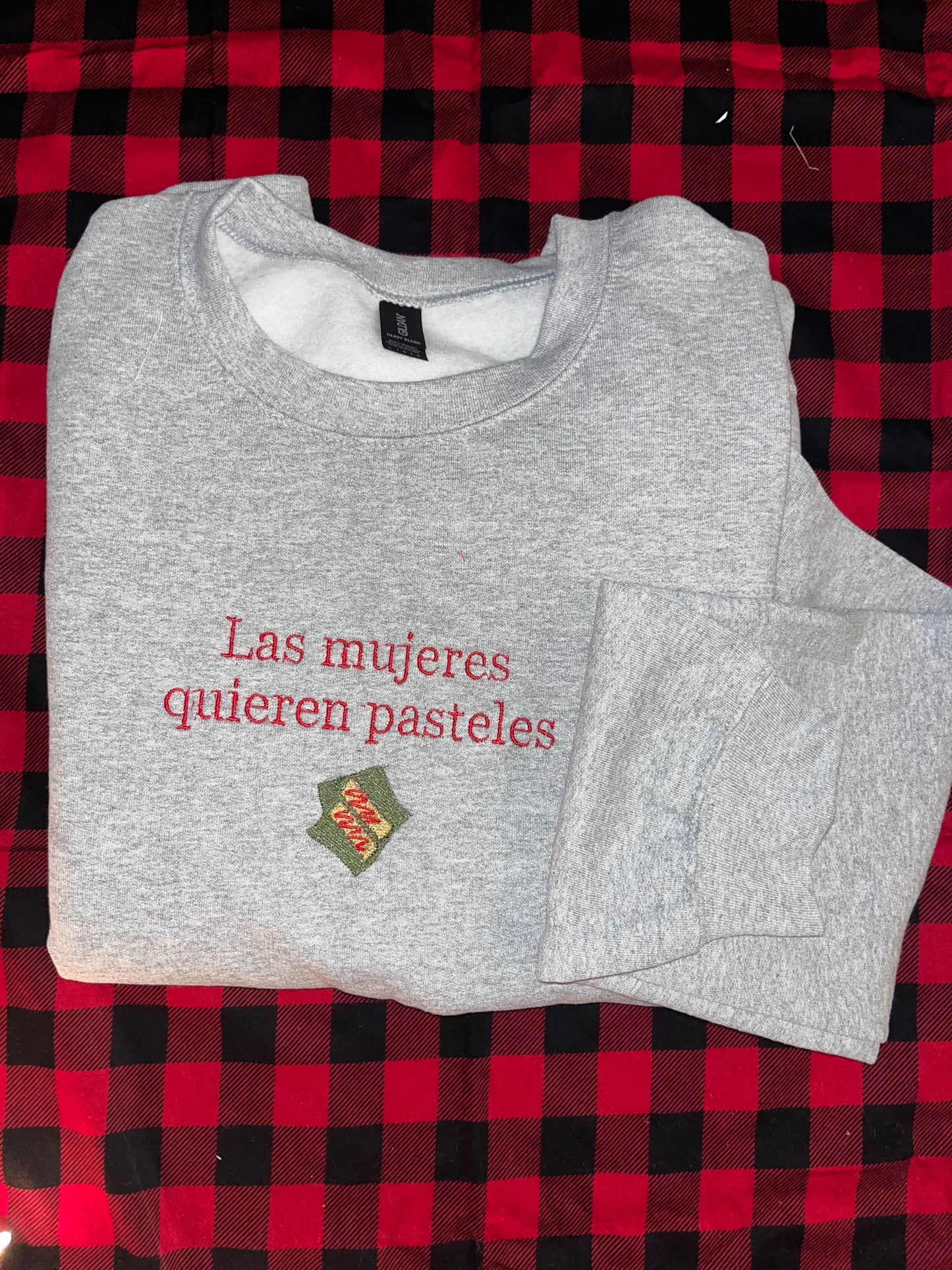 Las Mujeres Quieren Pasteles Christmas Holiday Crewneck