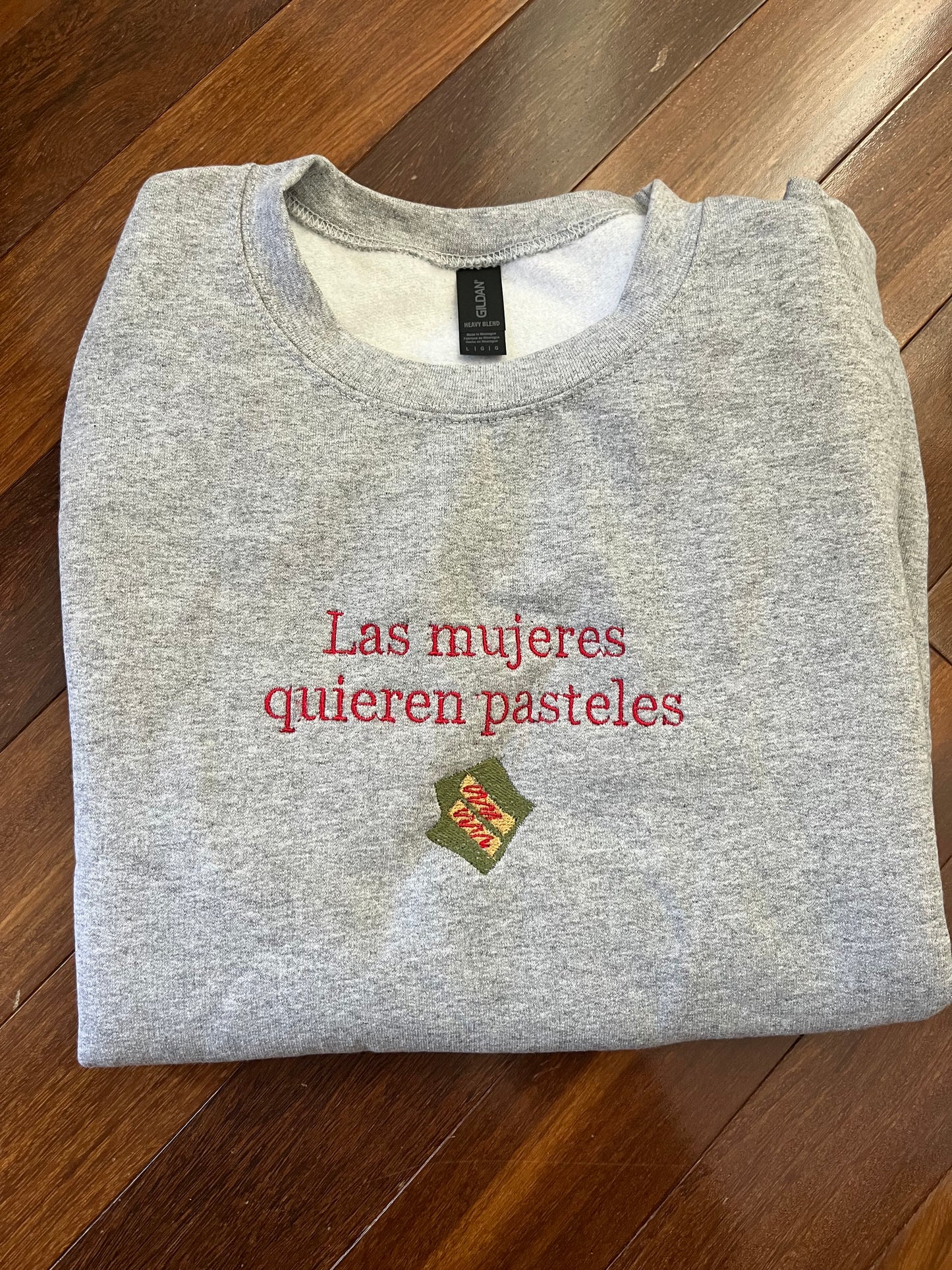 Las Mujeres Quieren Pasteles Christmas Holiday Crewneck