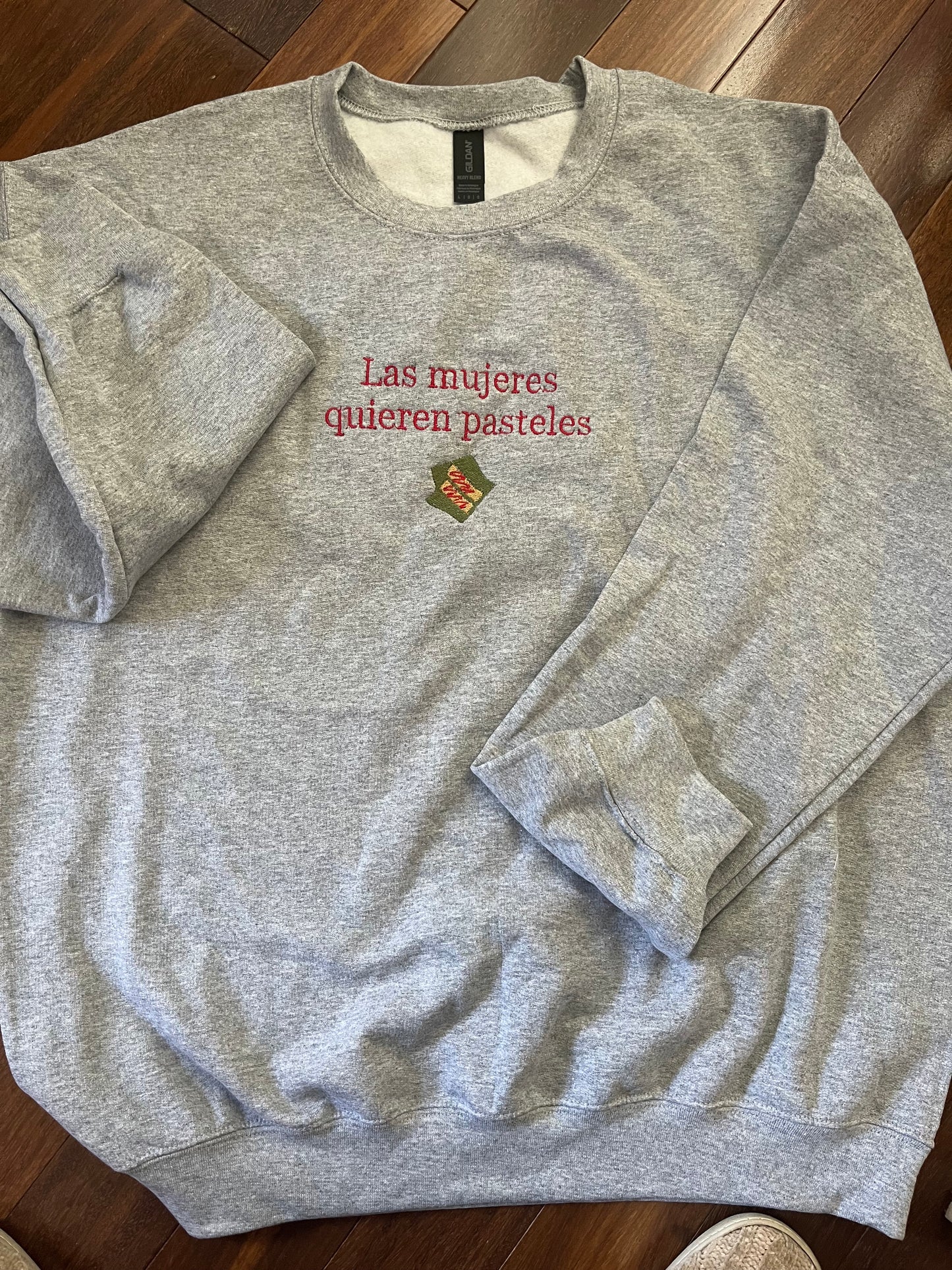Las Mujeres Quieren Pasteles Christmas Holiday Crewneck