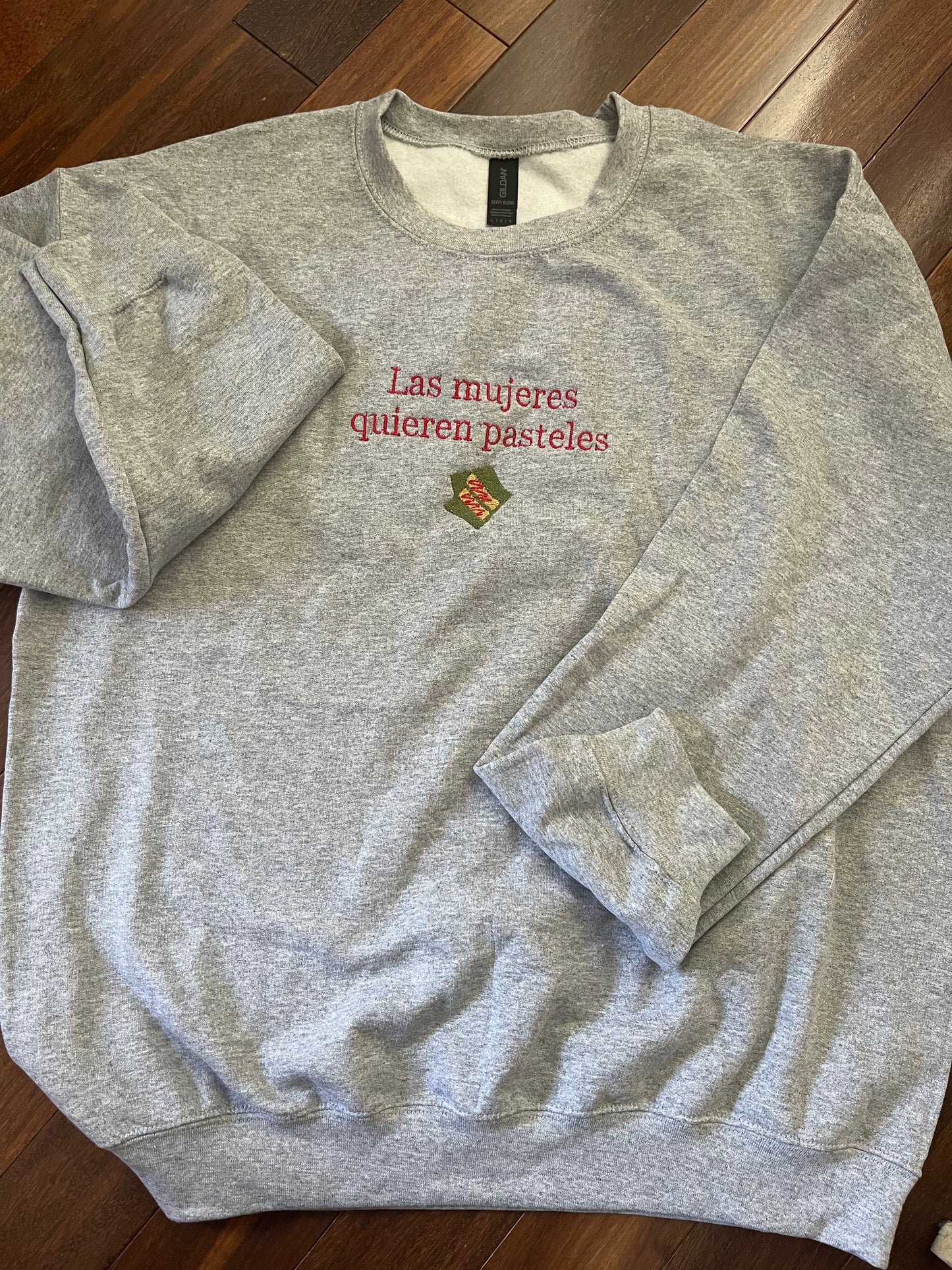 Las Mujeres Quieren Pasteles Christmas Holiday Crewneck