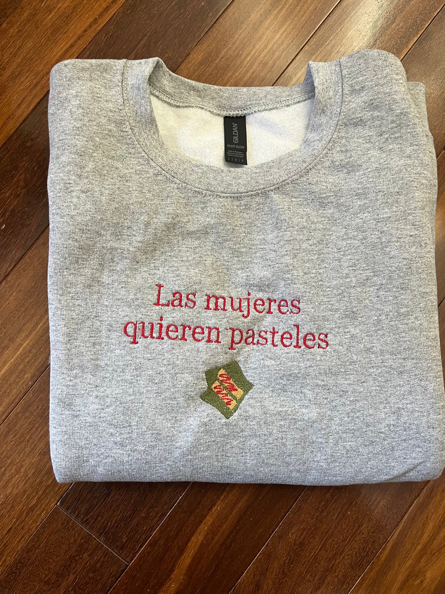 Las Mujeres Quieren Pasteles Christmas Holiday Crewneck